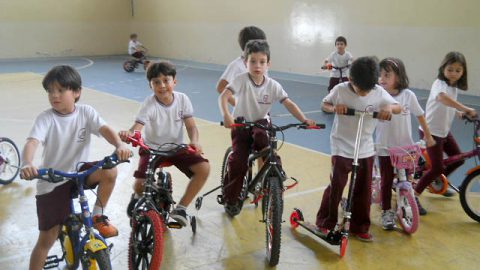 aventura com bicicleta, skate, patinete e patins