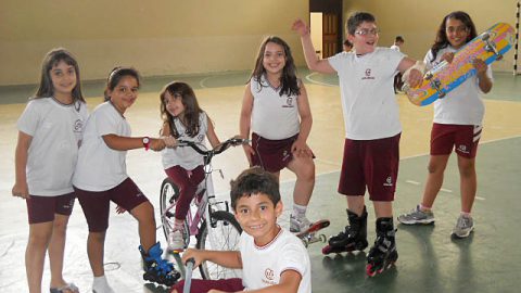 aventura com bicicleta, skate, patinete e patins