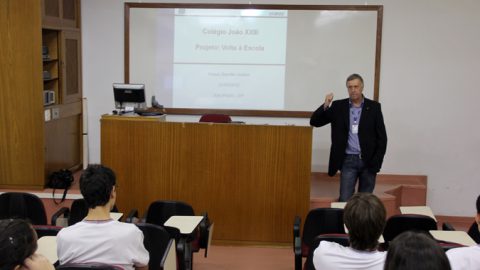 Palestra volta a escola